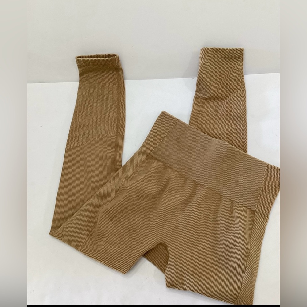 Joy Lab Leggings Tan Ribbed fabricJoy Lab
Leggings Tan Ribbed fabric Size Small